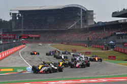 Kevin Magnussen, Haas F1 Team VF-18 and Nico Hulkenberg, Renault Sport F1 Team R.S. 18 at the start of the race