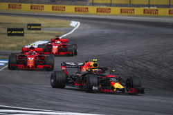 Max Verstappen, Red Bull Racing RB14 voor Kimi Raikkonen, Ferrari SF71H en Sebastian Vettel, Ferrari SF71H