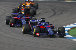Brendon Hartley, Toro Rosso STR13, voor Pierre Gasly, Toro Rosso STR13, Daniel Ricciardo, Red Bull Racing RB14, en Stoffel Vandoorne, McLaren MCL33