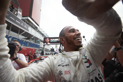 Le vainqueur Lewis Hamilton, Mercedes AMG F1, fête sa victoire dans le parc fermé