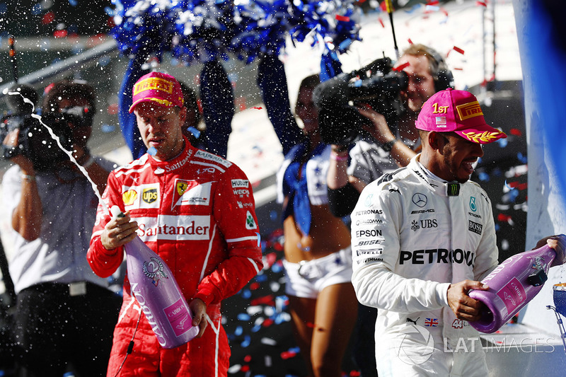 Il vincitore della gara Lewis Hamilton, Mercedes AMG F1, il secondo classificato Sebastian Vettel, Ferrari