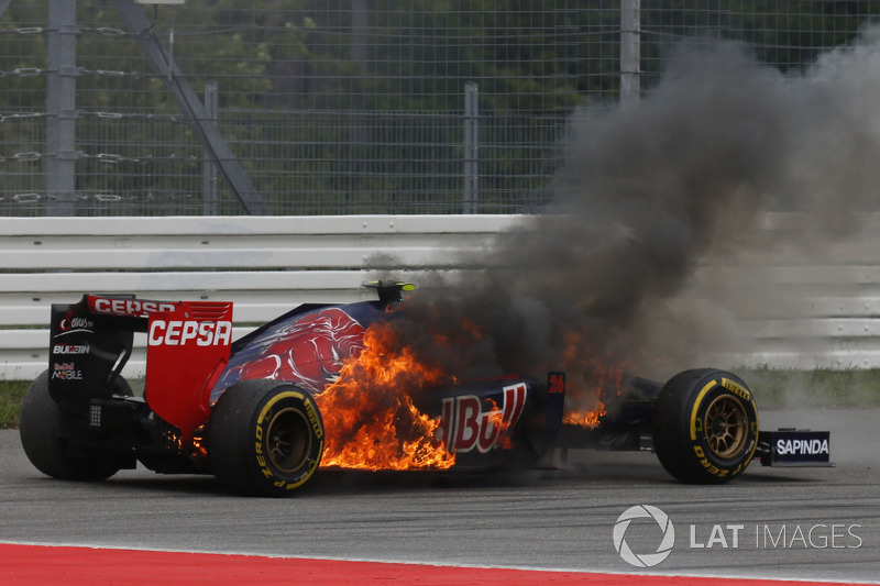Daniil Kvyat, Toro Rosso STR9 Renault con fuego en su coche