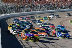 Kyle Busch, Joe Gibbs Racing Toyota, Ryan Blaney, Wood Brothers Racing Ford and Kevin Harvick, Stewart-Haas Racing Ford