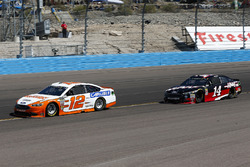 Ryan Blaney, Team Penske, Ford Fusion Devilbiss e Clint Bowyer, Stewart-Haas Racing, Ford Fusion Haas Automation