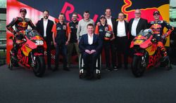 Bradley Smith, Red Bull KTM Factory Racing, Pol Espargaro, Red Bull KTM Factory Racing, Mika Kallio, Red Bull KTM Factory Racing, Pit Beirer, Capo del Motorsport KTM, Hubert Trunkenpolz, membri del consiglio KTM, Mike Leitner, Team manager Red Bull KTM Factory Racing e il team