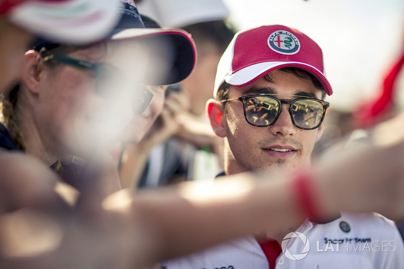 Charles Leclerc, Sauber fans selfie