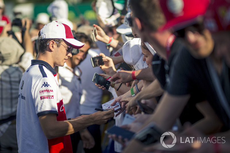 Charles Leclerc, Sauber signs autographs for the fans