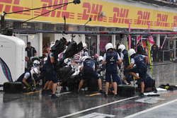 Lance Stroll, Williams FW41 pit stop and front wing change