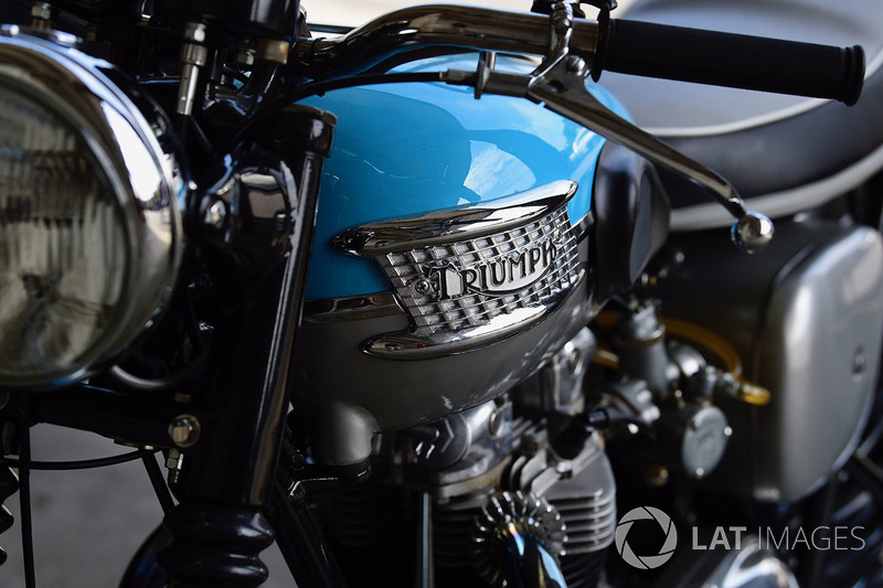 La moto Triumph de Sebastian Vettel, Ferrari
