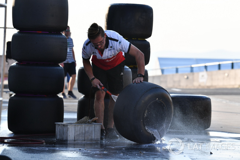 Sauber lava ruedas y neumáticos Pirelli