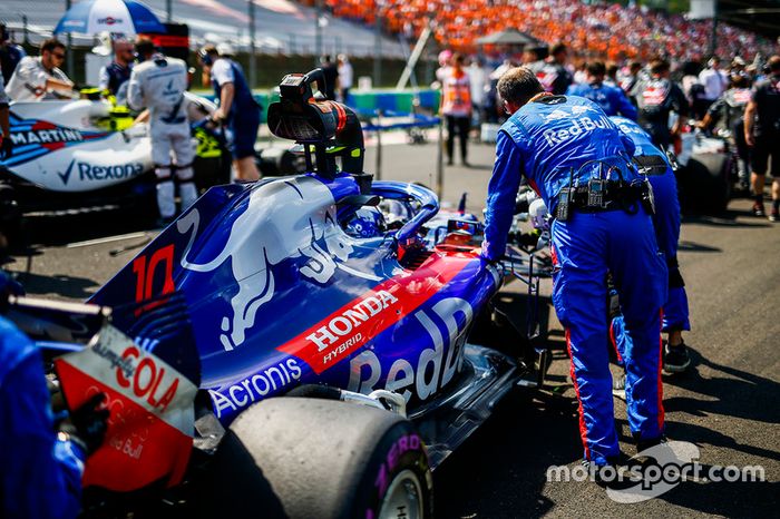 Pierre Gasly, Toro Rosso STR13 en la parrilla
