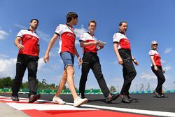 Antonio Giovinazzi, Sauber walks the track