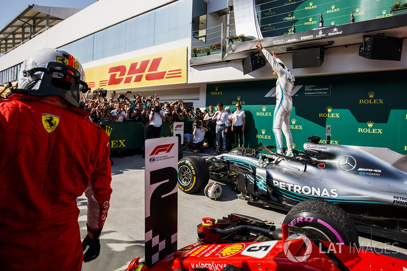 Yarış galibi Lewis Hamilton, Mercedes-AMG F1, Parc ferme ve Sebastian Vettel, Ferrari
