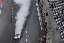 Race winner Kevin Harvick, Stewart-Haas Racing Ford