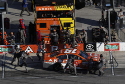 Daniel Suarez, Joe Gibbs Racing Toyota, pit stop