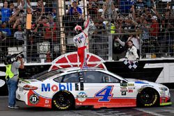 Race winner Kevin Harvick, Stewart-Haas Racing Ford