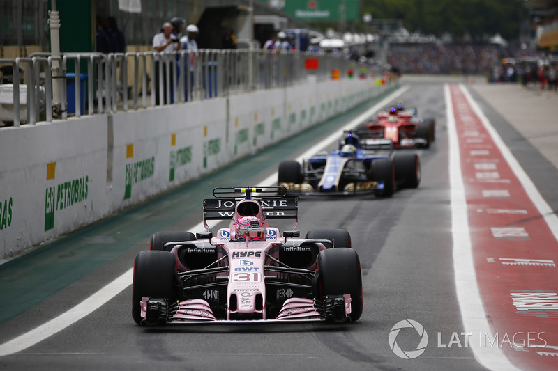 Esteban Ocon, Sahara Force India F1 VJM10, Marcus Ericsson, Sauber C36, out of the pits