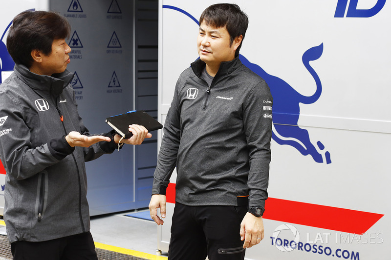 Due membri dello staff Hondain conversano fuori dal garage della Scuderia Toro Rosso