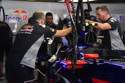 Scuderia Toro Rosso STR12 in de garage