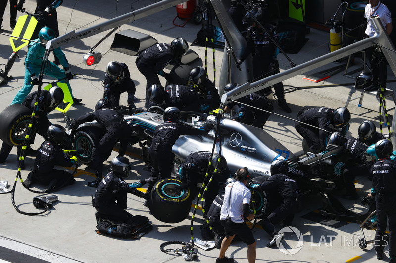 Valtteri Bottas, Mercedes AMG F1 W09, en un pit stop