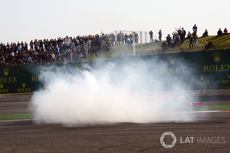 Polvareda tras el contacto entre Sebastian Vettel, Ferrari SF71H y Max Verstappen, Red Bull Racing RB14