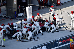 Charles Leclerc, Sauber C37 pit stop