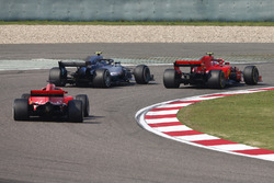 Кими Райкконен, Ferrari SF71H, Валттери Боттас, Mercedes AMG F1 W09, и Себастьян Феттель, Ferrari SF71H