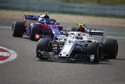 Charles Leclerc, Sauber C37 Ferrari, Pierre Gasly, Toro Rosso STR13 Honda