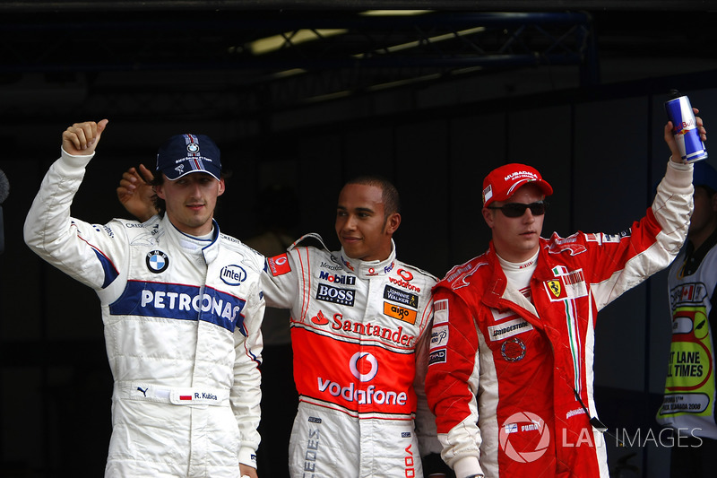 Robert Kubica, BMW Sauber F1.08, Lewis Hamilton, McLaren MP4-23 y Kimi Raikkonen, Ferrari F2008 celebra en Parc Ferme