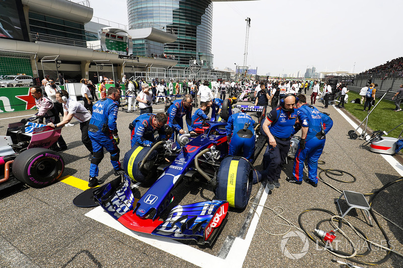 El equipo de Toro Rosso prepara el coche de Pierre Gasly, Toro Rosso STR13 Honda, en la parrilla