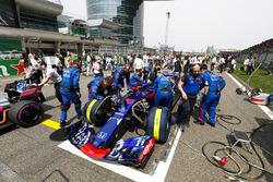 El equipo de Toro Rosso prepara el coche de Pierre Gasly, Toro Rosso STR13 Honda, en la parrilla