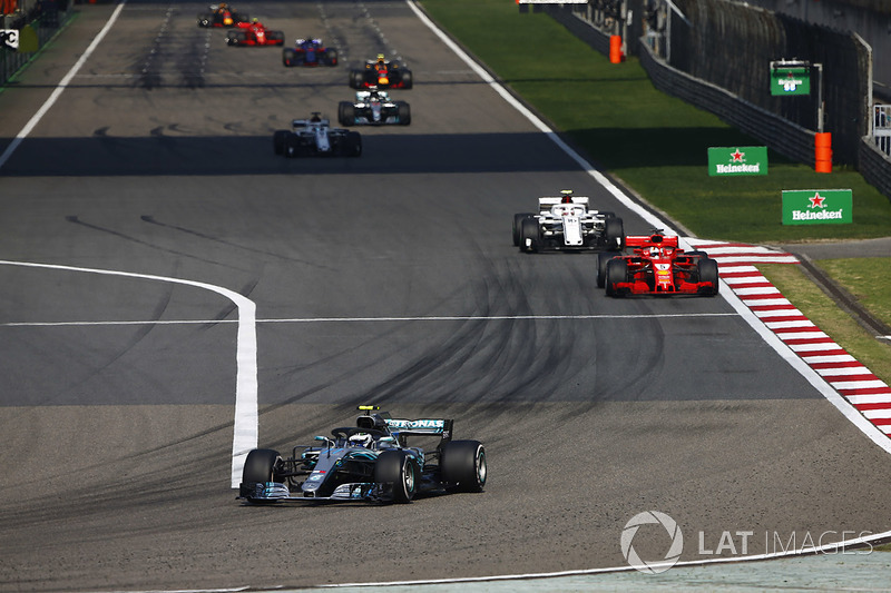 Valtteri Bottas, Mercedes AMG F1 W09, Sebastian Vettel, Ferrari SF71H, Charles Leclerc, Sauber C37 Ferrari, Marcus Ericsson, Sauber C37 Ferrari, and Lewis Hamilton, Mercedes AMG F1 W09