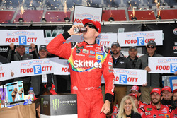 Race winner Kyle Busch, Joe Gibbs Racing