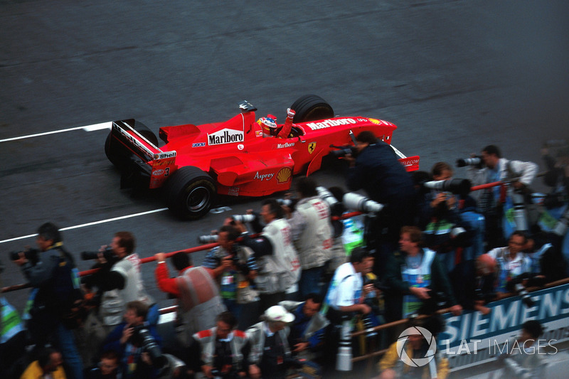 Michael Schumacher, Ferrari F300 cruza la línea para ganar la carrera