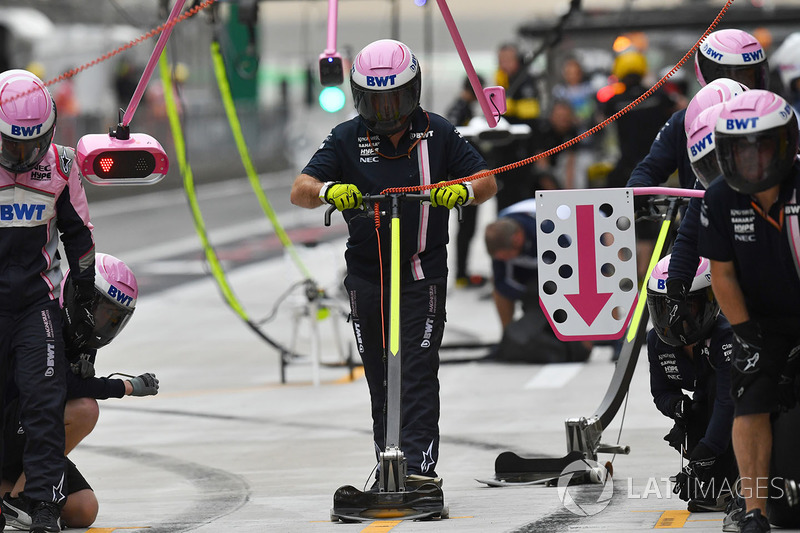 Force India mechanics prepare for a pitstop
