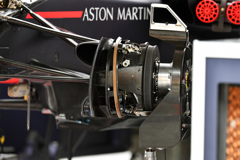 Para comparação, o conjunto do freio dianteiro da RB14 antes da instalação do tambor de freio