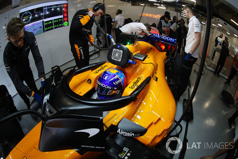 Fernando Alonso, McLaren MCL33 Renault, in the garage