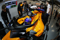 Fernando Alonso, McLaren MCL33 Renault, in the garage