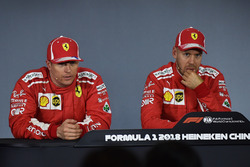 Гонщики Ferrari Кими Райкконен и Себастьян Феттель
