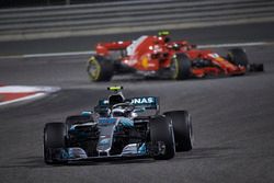 Valtteri Bottas, Mercedes AMG F1 W09, Kimi Raikkonen, Ferrari SF71H