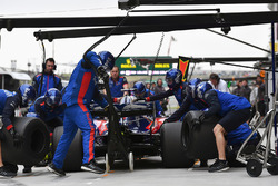 Brendon Hartley, Scuderia Toro Rosso STR13 pit stop