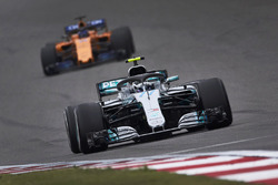 Valtteri Bottas, Mercedes AMG F1 W09, leads Fernando Alonso, McLaren MCL33 Renault