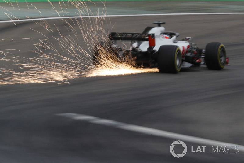 Romain Grosjean, Haas F1 Team VF-18 Ferrari, solleva scintille
