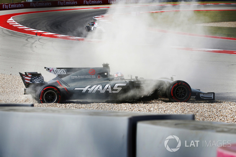 Romain Grosjean, Haas VF-17, gira y sale a la grava
