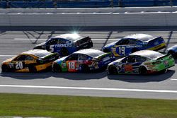 Matt Kenseth, Joe Gibbs Racing Toyota, Kasey Kahne, Hendrick Motorsports Chevrolet, Kyle Busch, Joe 