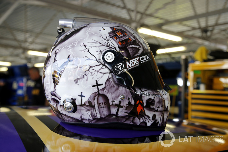 Helm von Kyle Busch, Joe Gibbs Racing