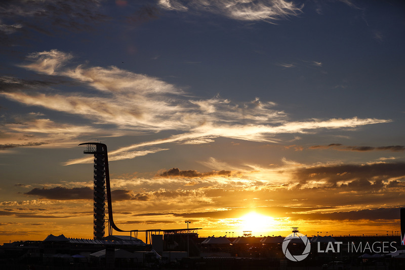 El sol se pone detrás de la torre ver