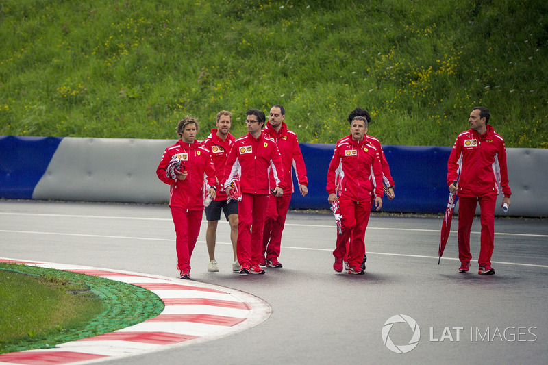 Sebastian Vettel, Ferrari, recorre la pista con el equipo