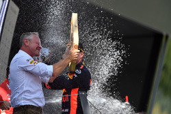 Max Verstappen, Red Bull Racing en Sebastian Jonathan Wheatley, Red Bull Racing Team Manager op het podium