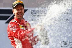 Sebastian Vettel, Ferrari fête son résultat avec le champagne sur le podium